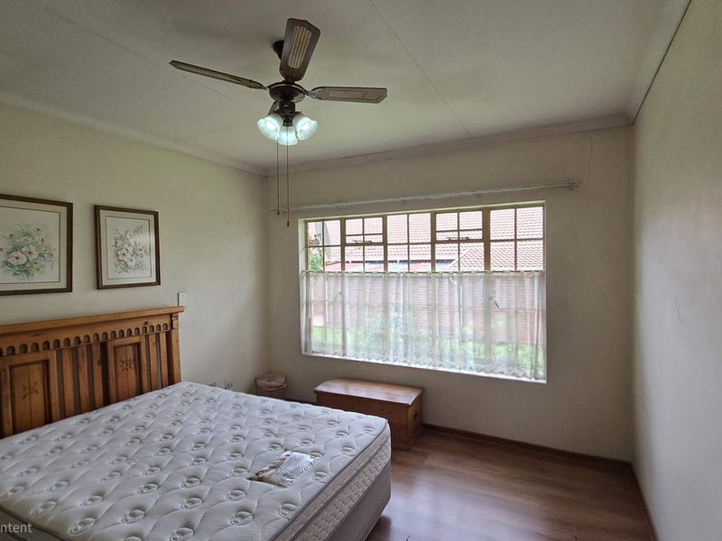 Spacious 3 bedroom Full Title Retirement house in Montana park - Photo 6