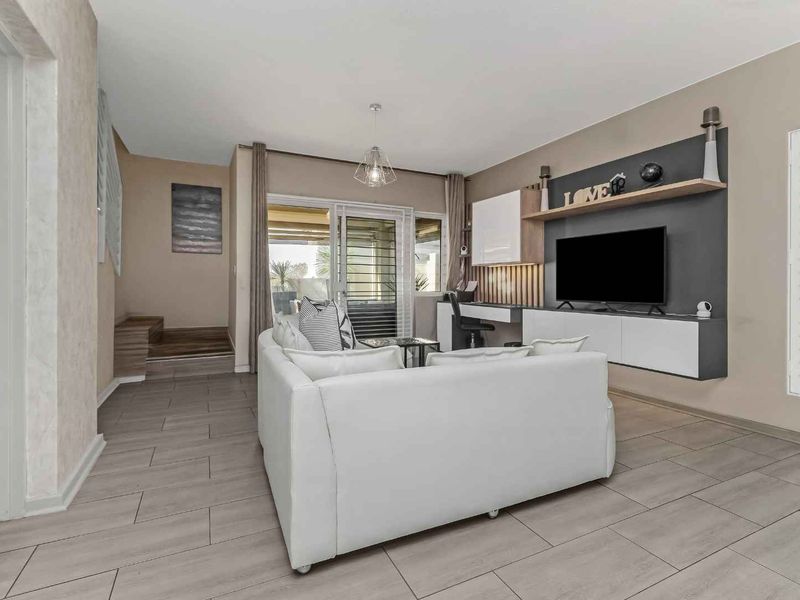 TURN THE KEY TO STYLISH DUPLEX LIVING, BOASTING MODERN DESIGN AND FLAWLESS PRESENTATION - Photo 7