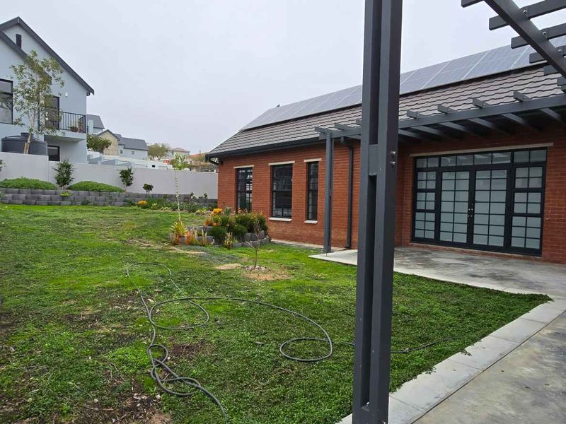 Charming 3-Bedroom Home in Secure Golf Estate with Breathtaking Views - Photo 4