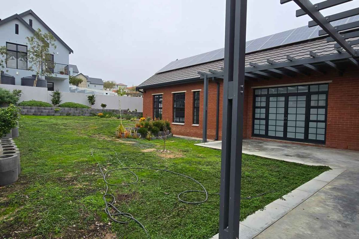 Charming 3-Bedroom Home in Secure Golf Estate with Breathtaking Views - Photo 4