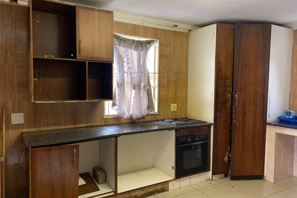 Charming 4-Bedroom Home with Additional Cottages in Rosettenville Rental Income R24k - Photo 4