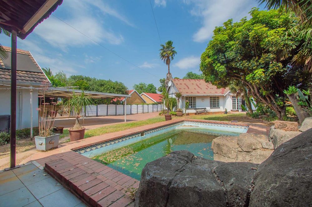 Private back area for entertainment and pool