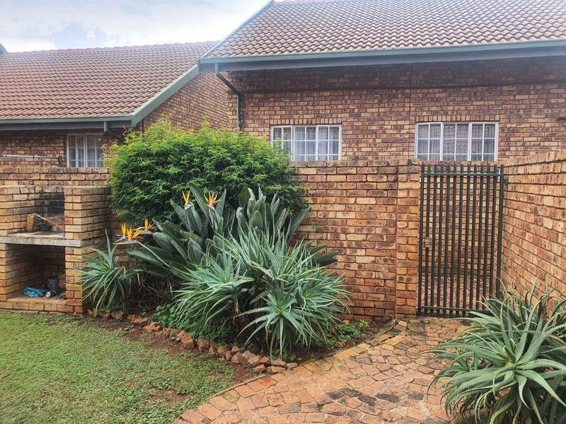 URGENT SALE !!! PRICE REDUCED TO R850.000 !!! UP FOR GRABS!!!.. HOPE YOU'RE NOT TOO LATE TO GRAB IT FOR YOURSELF!!!!... - Photo 2