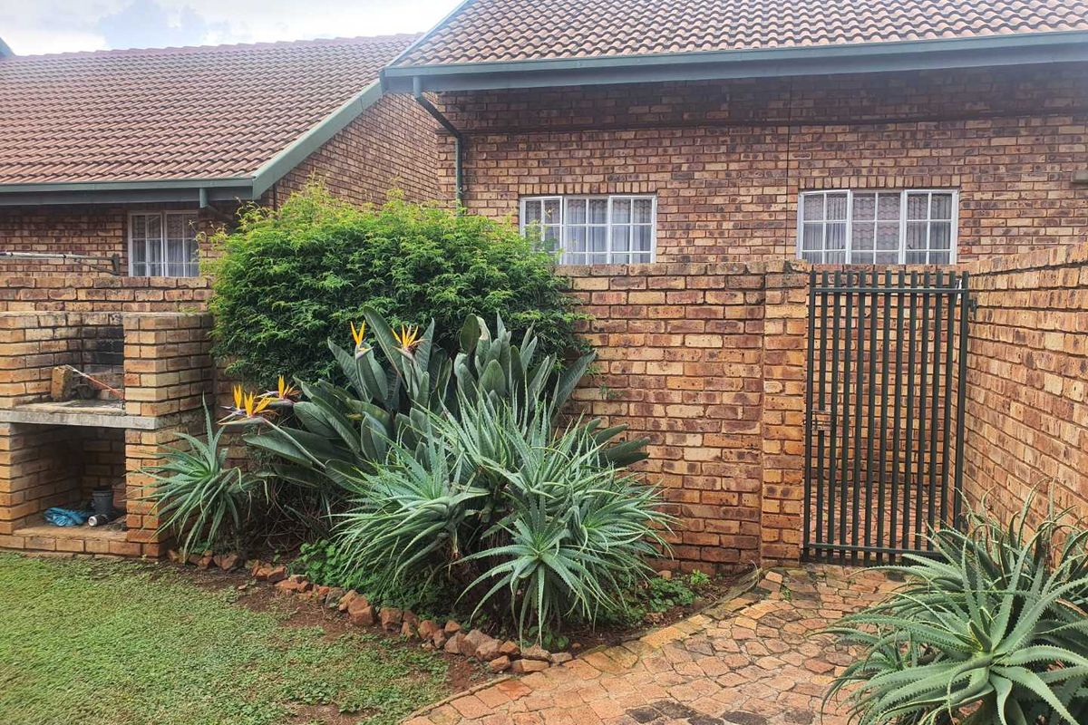 URGENT SALE !!! PRICE REDUCED TO R850.000 !!! UP FOR GRABS!!!.. HOPE YOU'RE NOT TOO LATE TO GRAB IT FOR YOURSELF!!!!... - Photo 2