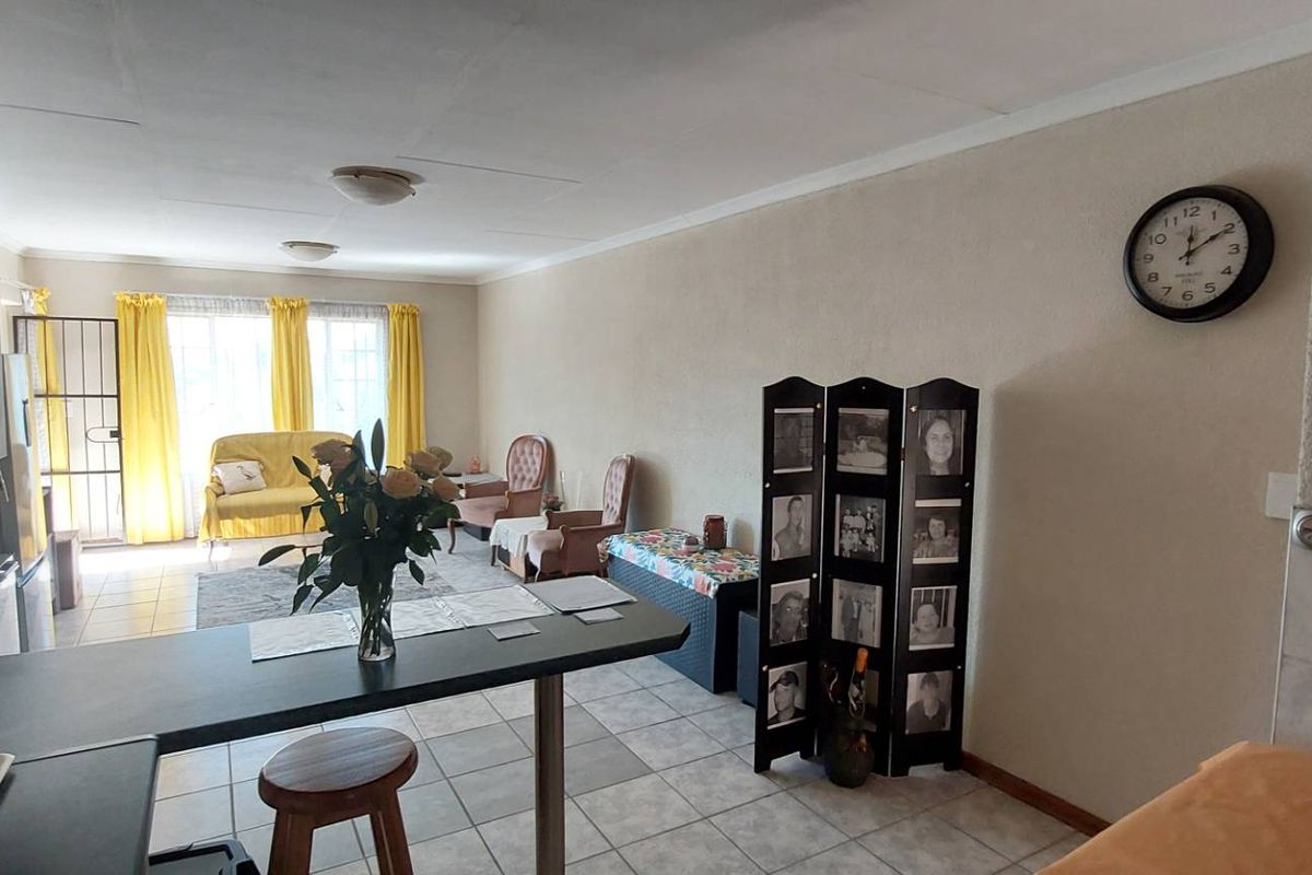 Secure Living: 2 Beds, Balcony, Carport & Storage Galore - Photo 4