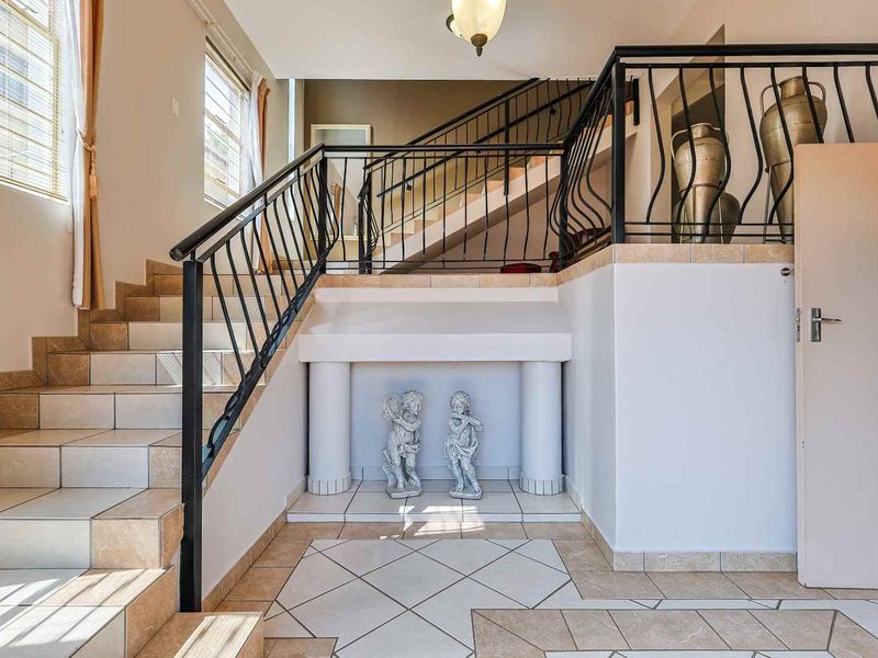 The Perfect Family Home: Space, Views & Dual Living in Faerie Glen - Photo 3