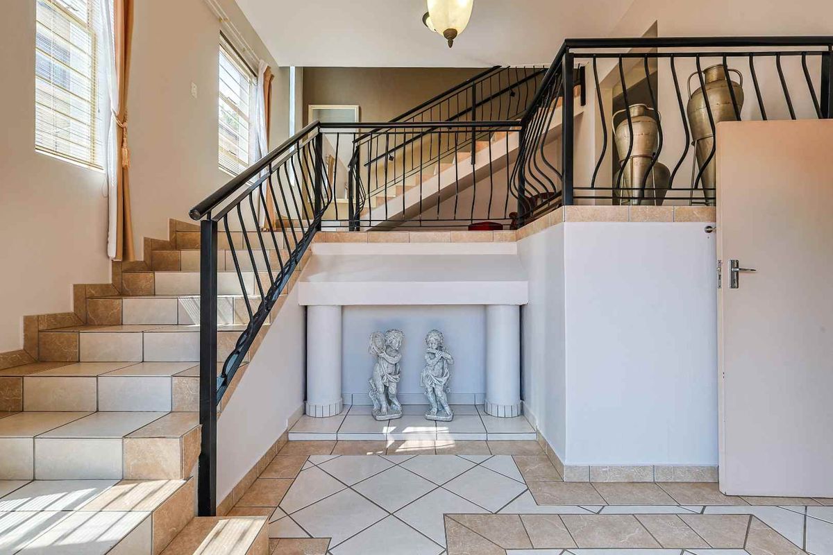 The Perfect Family Home: Space, Views & Dual Living in Faerie Glen - Photo 3