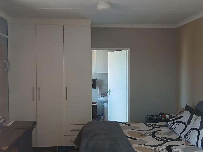 Clayville Ext 77 R 1350 000 - Family Home - Photo 7