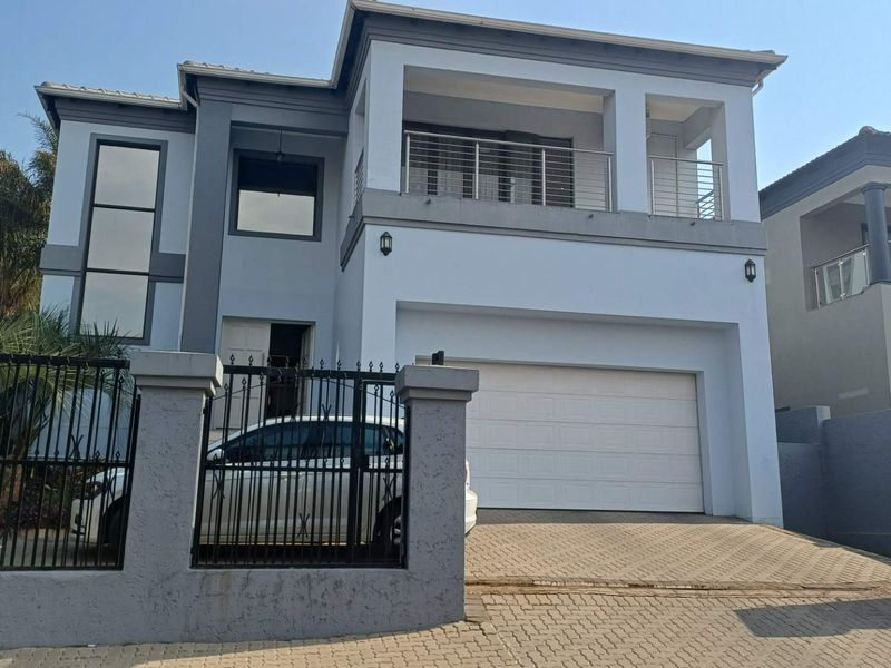 Estate Living - Photo 1