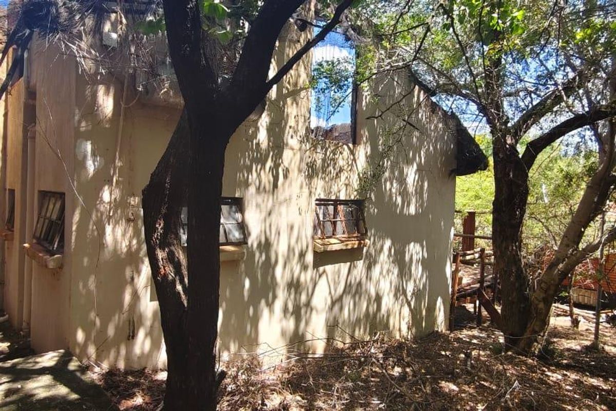 "DIY Enthusiasts: Rebuild in a Serene Greenbelt Setting!" - Photo 5