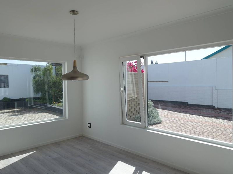 LUXURIOUS RENOVATED HOUSE PLUS COTTAGE ON LARGE ERF - Photo 9