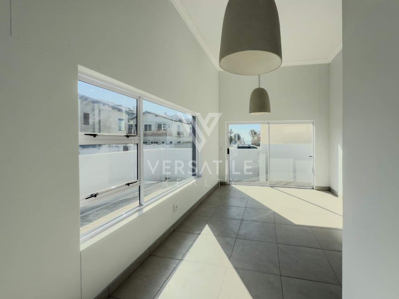 Stunning newly built home, walking distance from the sea and shopping mall. - Photo 6