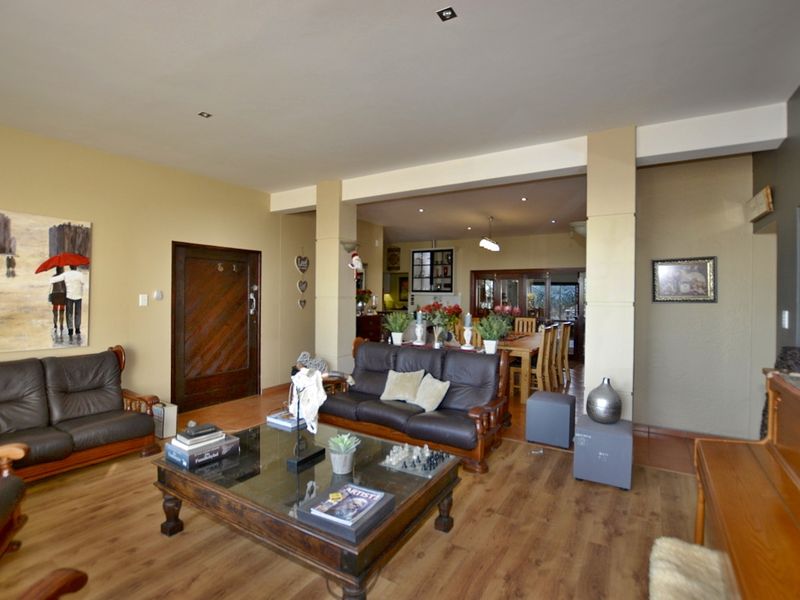 Lagoon, Walvis Bay:  9 Bedroom Home Opposite Lagoon is for Sale - Photo 8