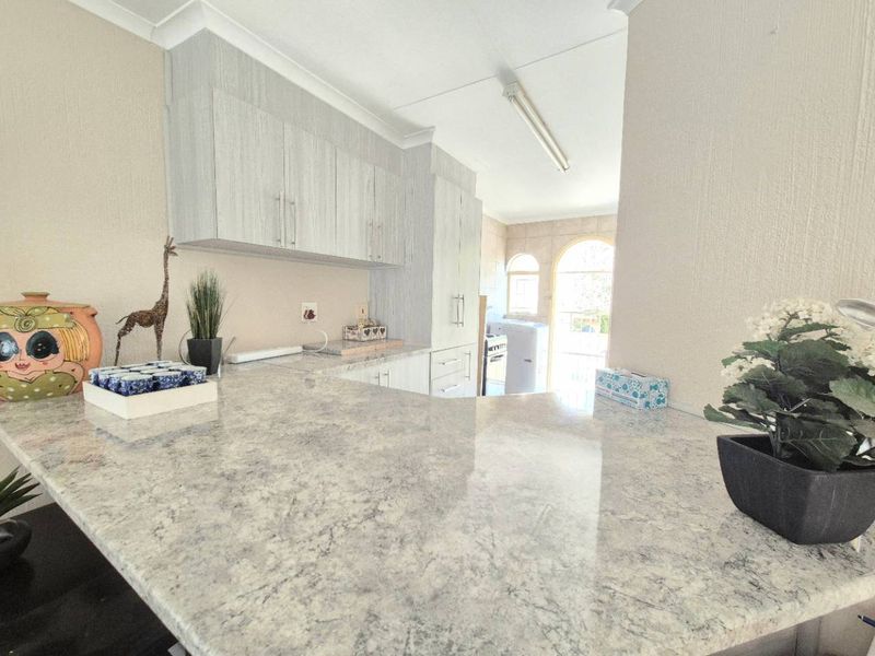 Elegant, bright townhouse with fantastic location - Photo 8