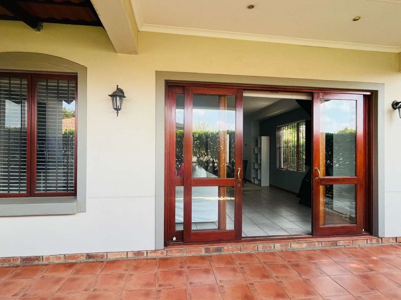 Charming Townhouse in Secure Sandton Village Estate, Paulshof - Photo 7