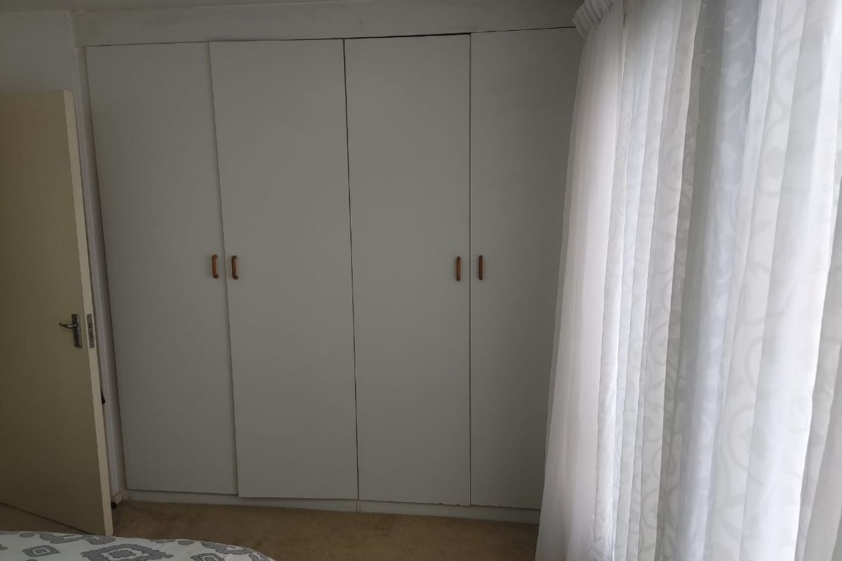 Spacious 2-Bedroom Apartment for Sale in Verwoerdpark. - Photo 2