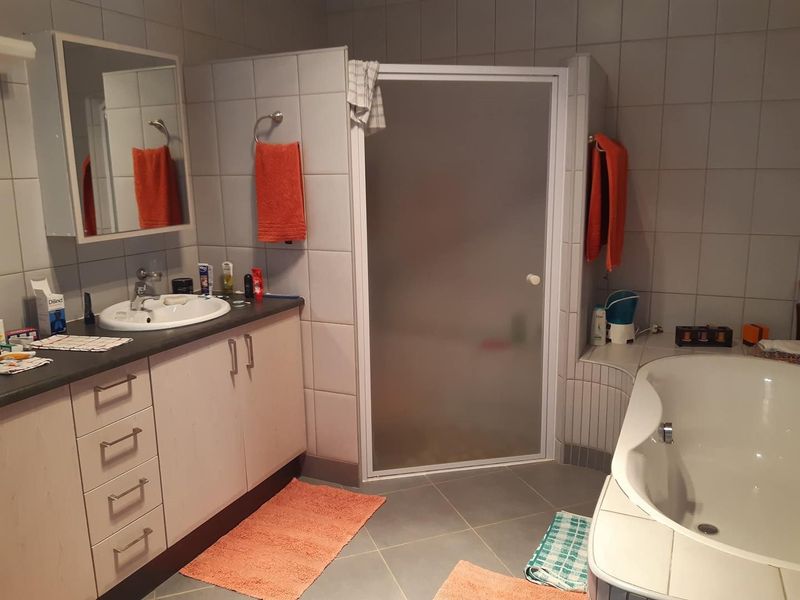 Lovely property with surrounded landscaped gardens and spacious verandas, situated in the outskirts of Omaruru, bordering the Omaruru River. - Photo 9