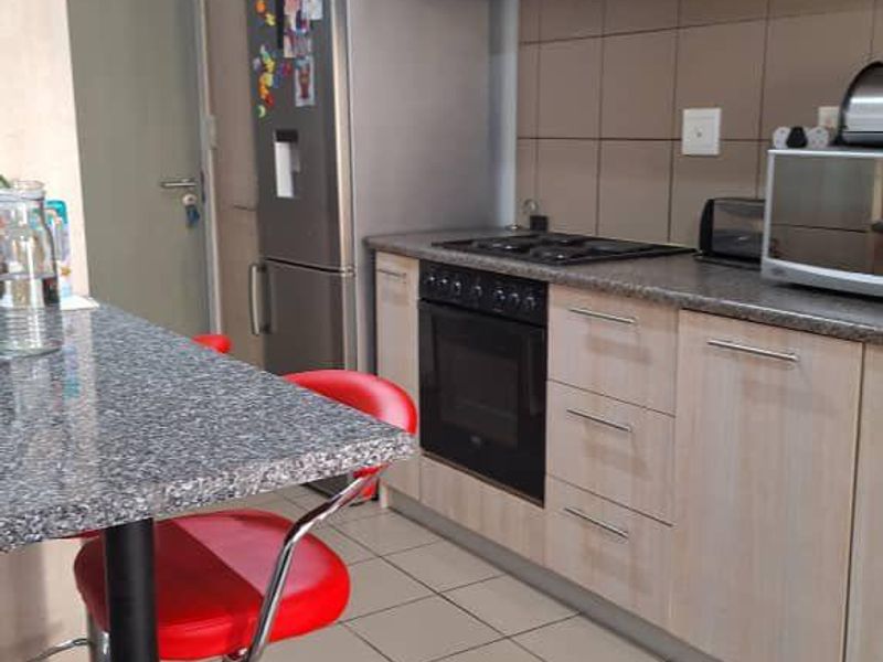 Affordable Rocky Crest Gem: 2-Bedroom Apartment for N$800,000 - Photo 2