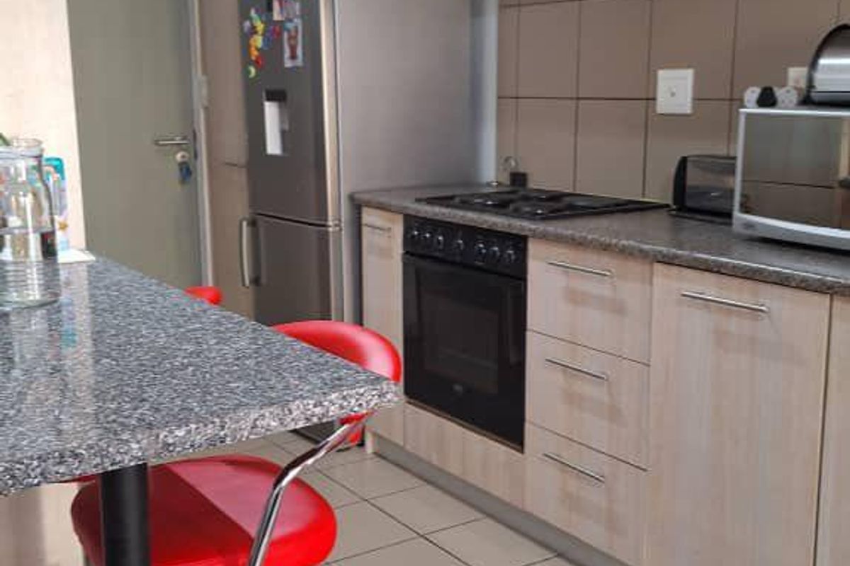 Affordable Rocky Crest Gem: 2-Bedroom Apartment for N$800,000 - Photo 2