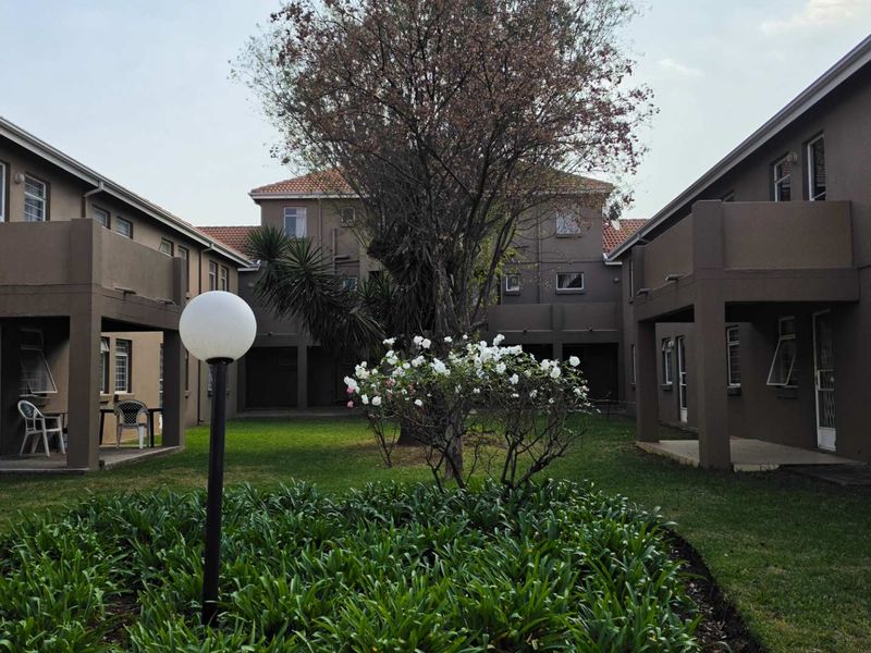 2 Bedroom Townhouse / Apartment for Sale in Florentia Alberton - Photo 1
