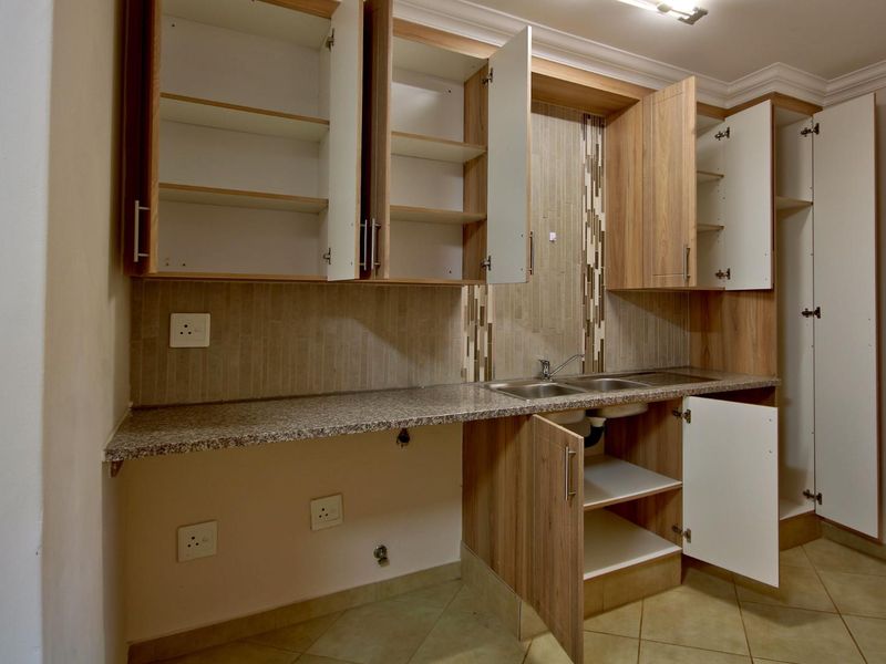 Spacious 3 Bedroom Duplex with Double Lockup Garage - Photo 6