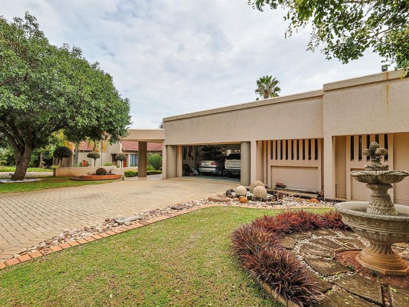 Old Classic | 3 Bed, 3.5 Bath | 1000sqm Estate - Photo 2