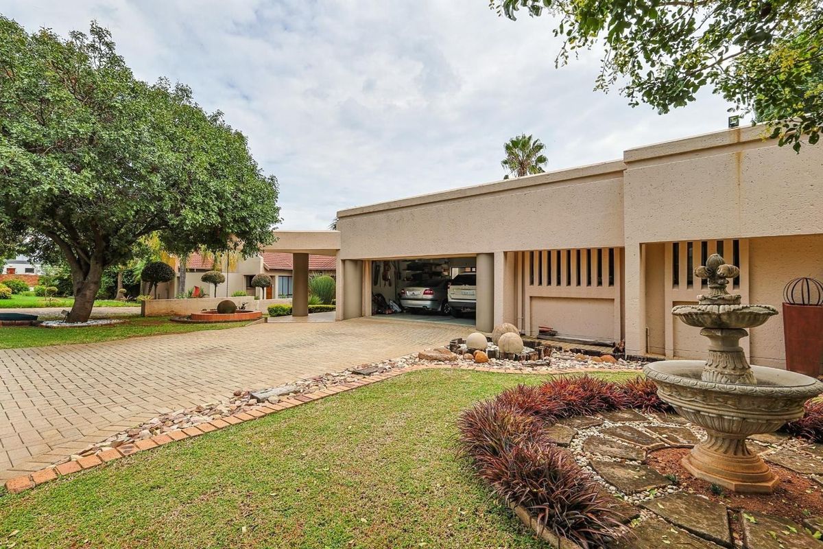 Old Classic | 3 Bed, 3.5 Bath | 1000sqm Estate - Photo 2