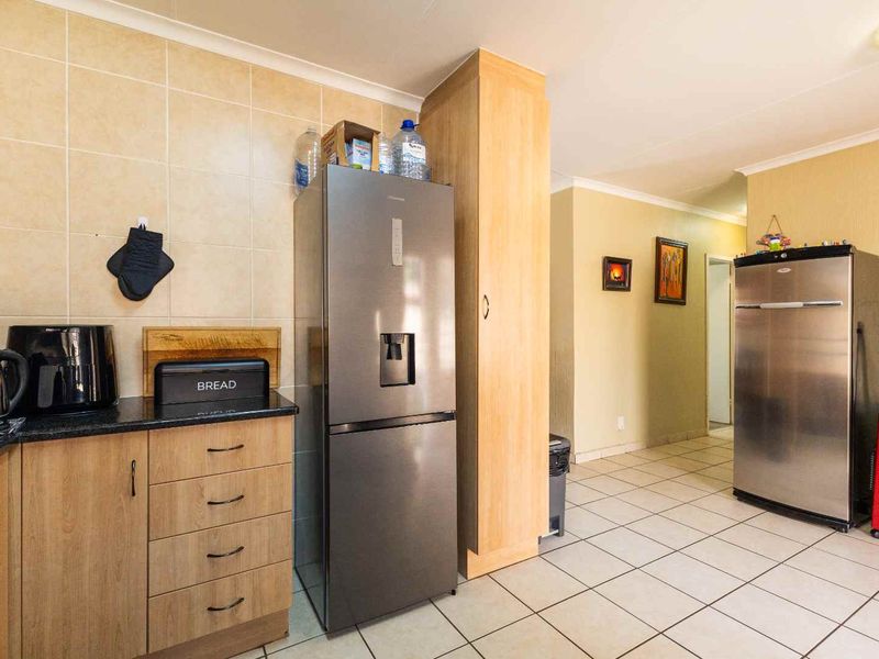 Beautiful 3-Bedroom Townhouse with a Stunning Garden - Photo 10