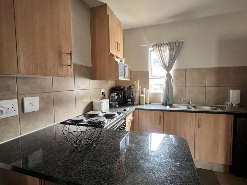 Family-Friendly Living: Kids' Play Area Included!" - Photo 4