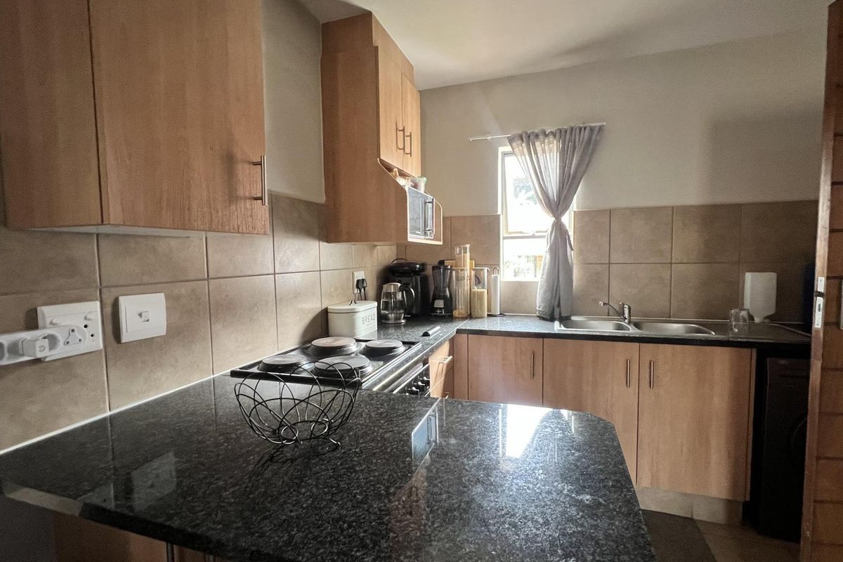 Family-Friendly Living: Kids' Play Area Included!" - Photo 4