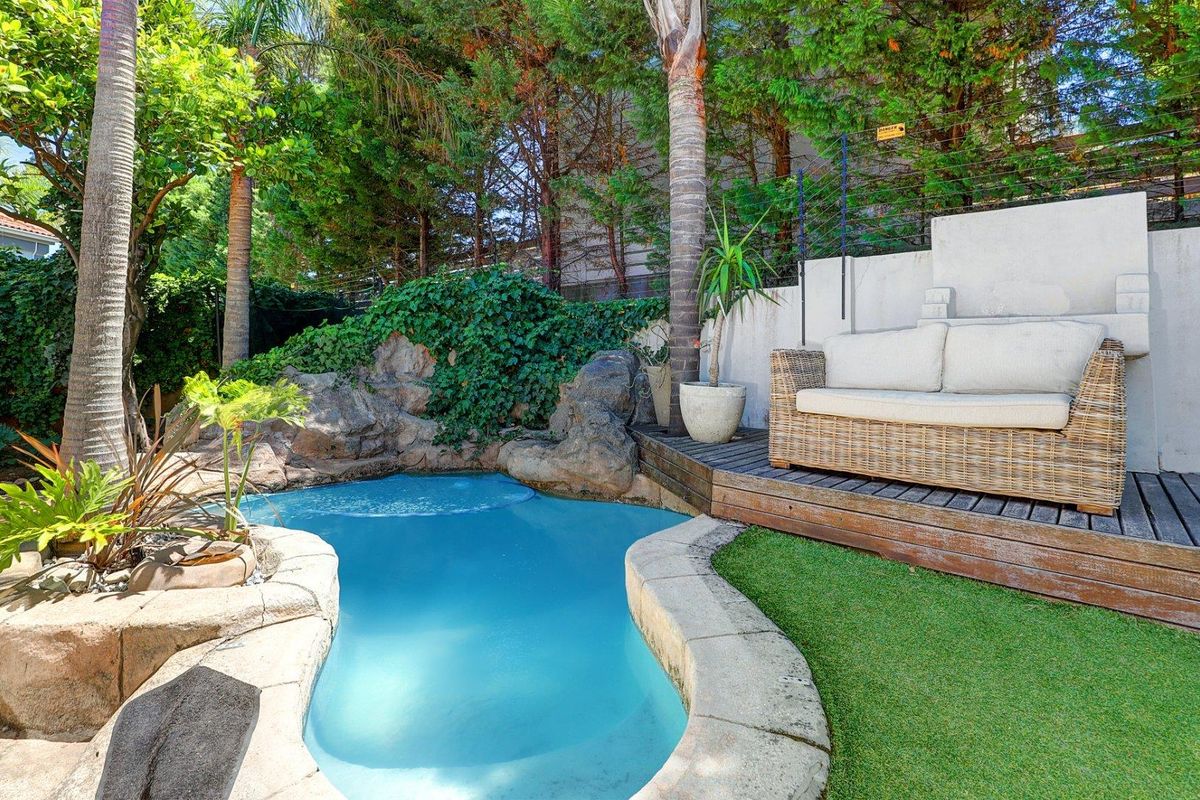 24 hour manned security! 4 bedroom, 3 bathroom Townhouse - Photo 2