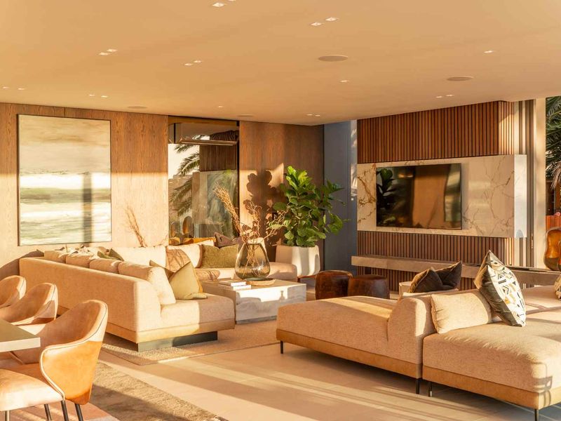 PINNACLE OF LUXURY LIVING - Photo 2