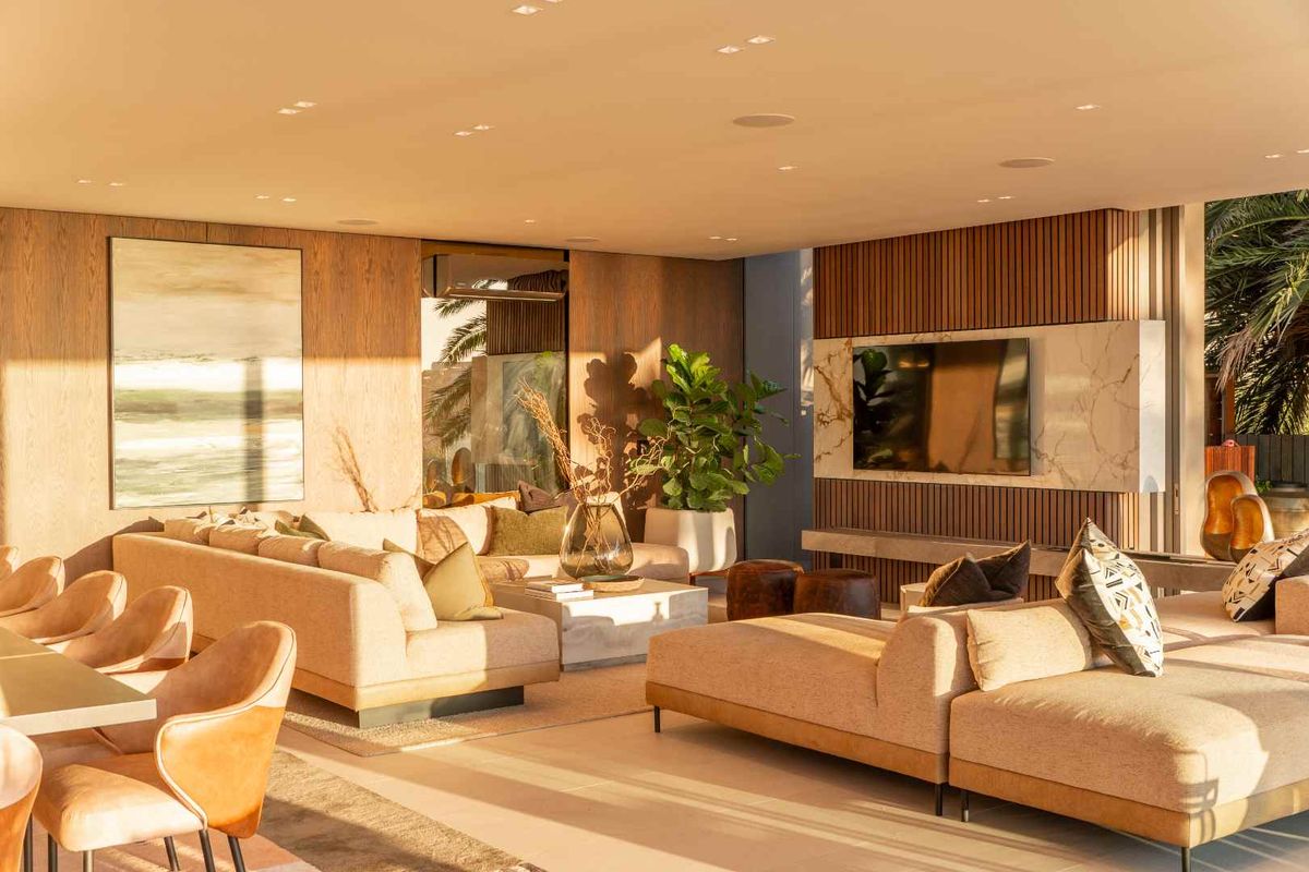 PINNACLE OF LUXURY LIVING - Photo 2