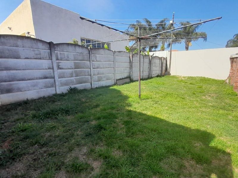 Lovely Glen Marais home in boomed area - Photo 8