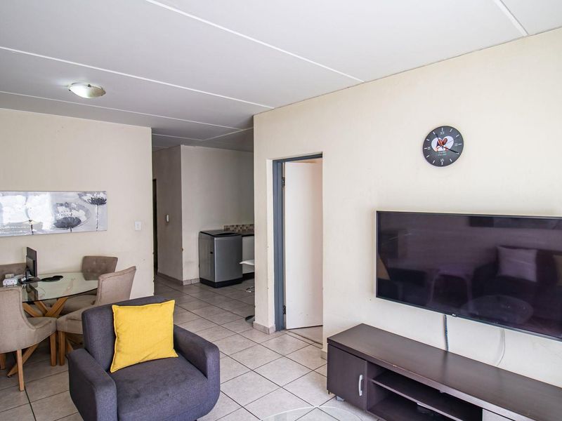 Charming 2-Bedroom Apartment in Prime Location - Photo 8