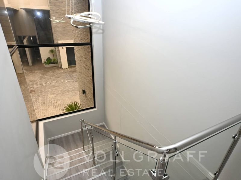 Modern Upmarket Townhouse to Rent - 1 August 2026 - Photo 9