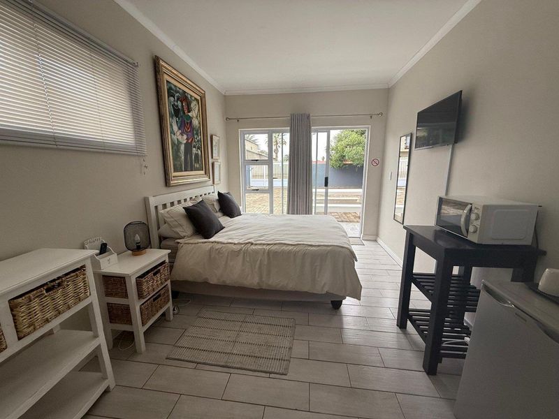 FOR SALE- LARGE 3 BEDROOM HOUSE AND 2 SEPARATE EN-SUITE ROOMS IN HAGE HEIGHTS, SWAKOPMUND, NAMIBIA - Photo 3