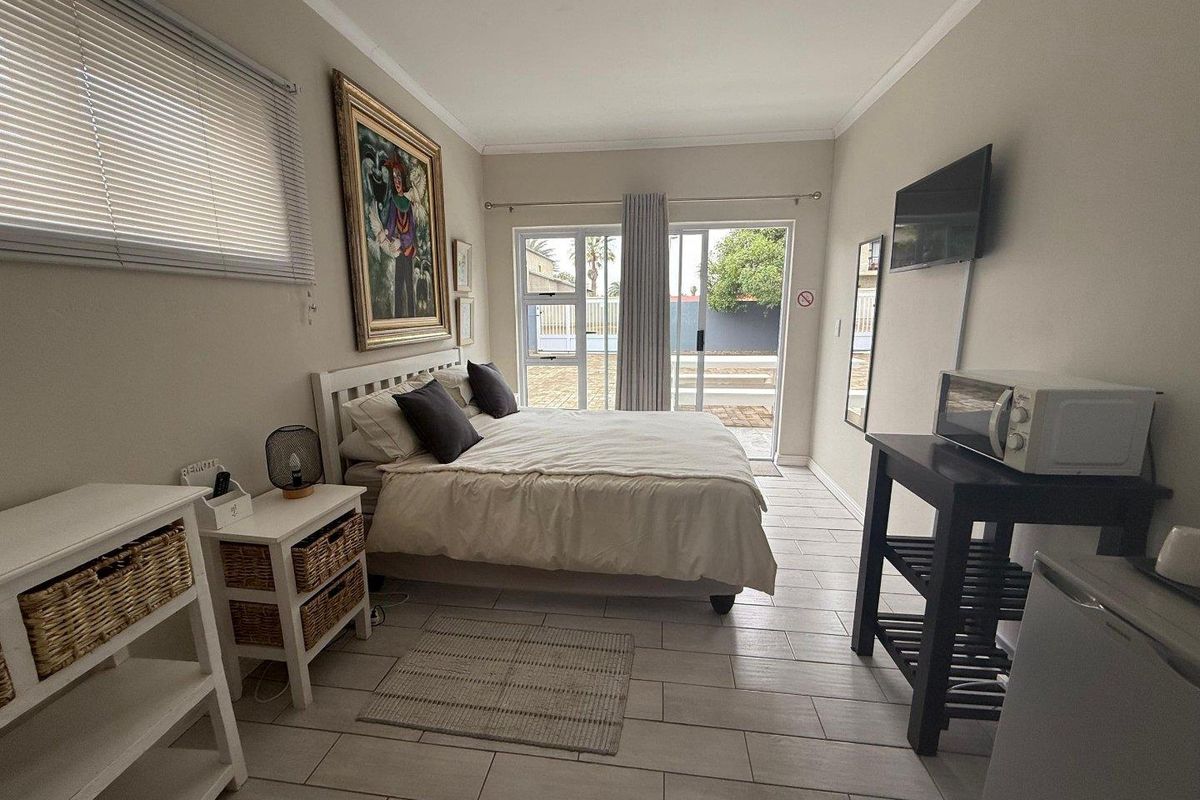 FOR SALE- LARGE 3 BEDROOM HOUSE AND 2 SEPARATE EN-SUITE ROOMS IN HAGE HEIGHTS, SWAKOPMUND, NAMIBIA - Photo 3