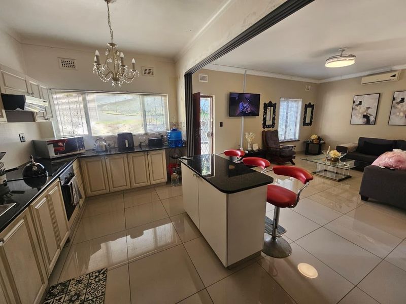 Four-Bedroom Family Home with Secure Parking in Austerville - Photo 5