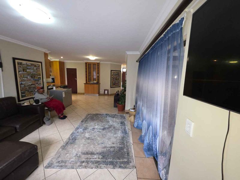 Magnificent, spacious, modern 4 Bedroom, Study, 3,5 Bathroom House to Rent in popular The Wilds Estate. Ideal for the Executive or an Embassy. - Photo 3