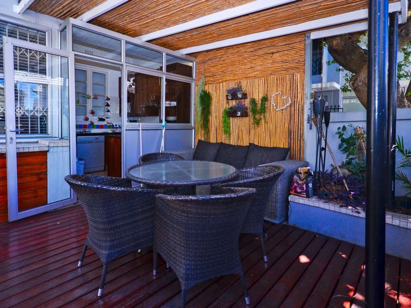 Furnished 2 bedroom with private patio - Photo 2