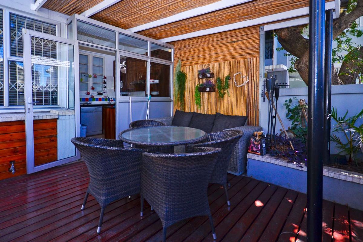 Furnished 2 bedroom with private patio - Photo 2