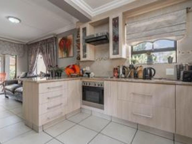 Upmarket Townhouse - Photo 5