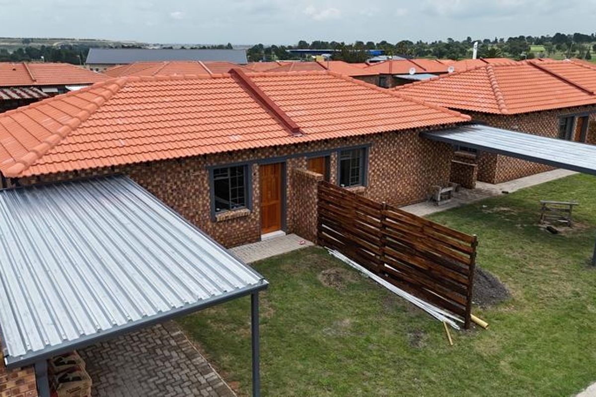 24 FULL TITLE MODERN 2-BEDROOM SIMPLEX UNITS AVAILABLE - Photo 3