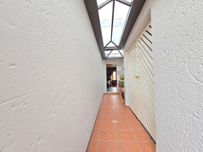 Stunning Home in Glenvista – Secure Living in a Modern Complex - Photo 4