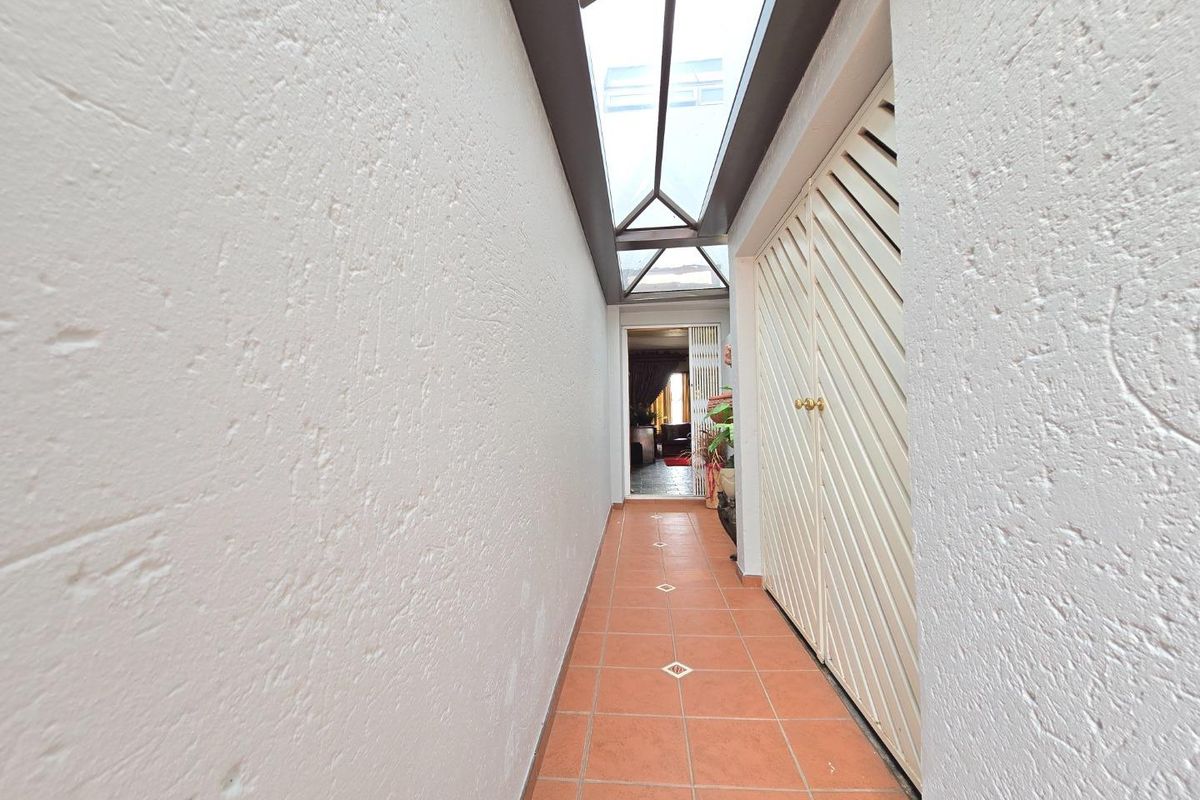 Stunning Home in Glenvista – Secure Living in a Modern Complex - Photo 4