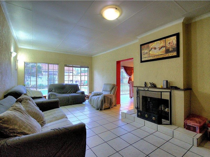 Family home in central Brackendowns - Photo 4