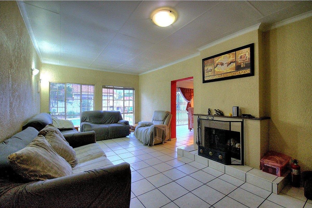 Family home in central Brackendowns - Photo 4