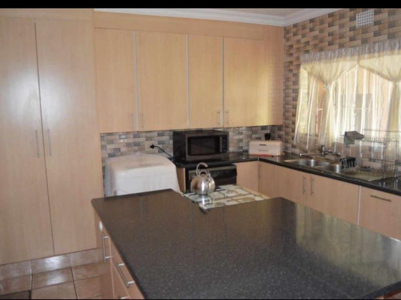 Family Home for Sale with Flatlet - Photo 6