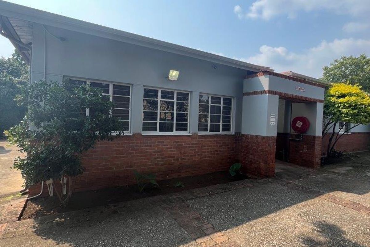 PRIME OFFICES TO RENT AND SITUATED AT 546 18TH AVENUE RIETFONTEIN  FOR ONLY R 35 000 PER MONTH. - Photo 2